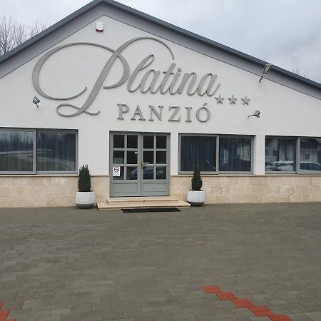 לינה וארוחת בוקר Újhartyán Platina Panzio*** מראה חיצוני תמונה