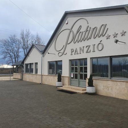 לינה וארוחת בוקר Újhartyán Platina Panzio*** מראה חיצוני תמונה